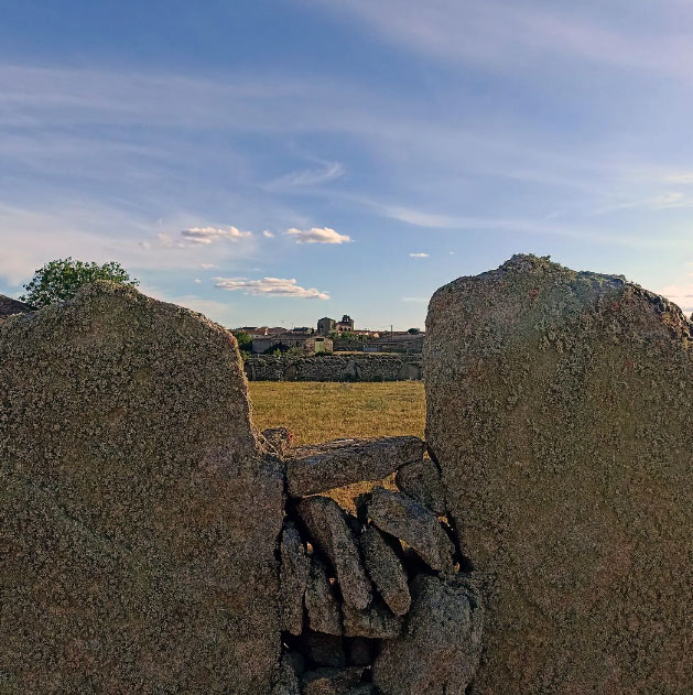Vista de roelos de Sayago (Zamora)entre dos fincones de piedra sayaguesa / IG: roelosdesayago